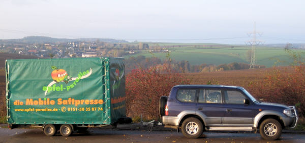 Auto mit mobiler Saftpresse